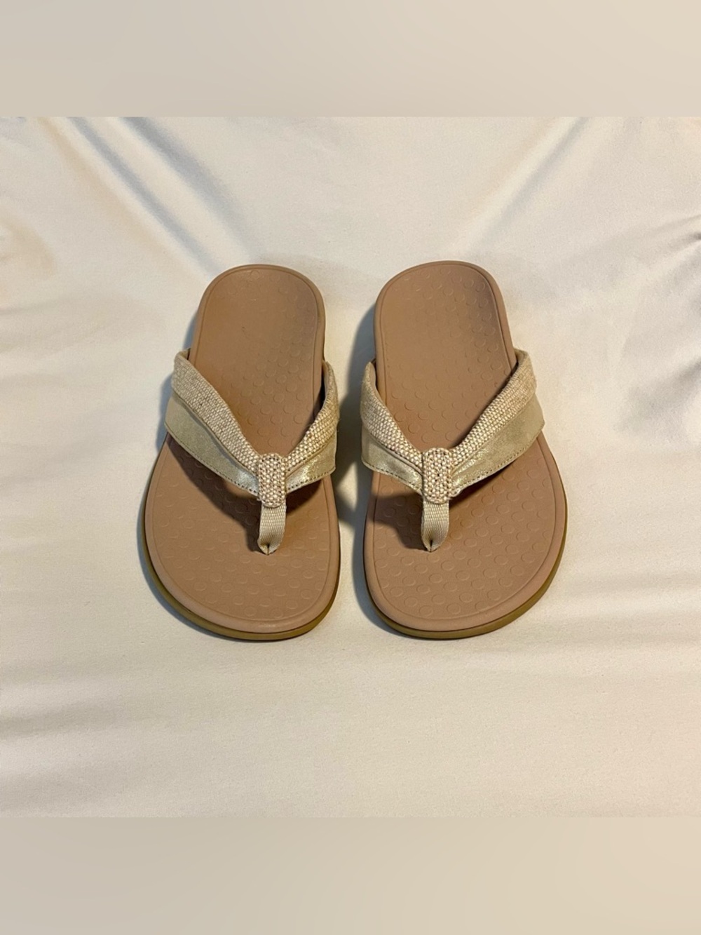 *EUC* VIONIC Shore Thong Sandals - Slip-On/Slide Beige - Women's Size 9